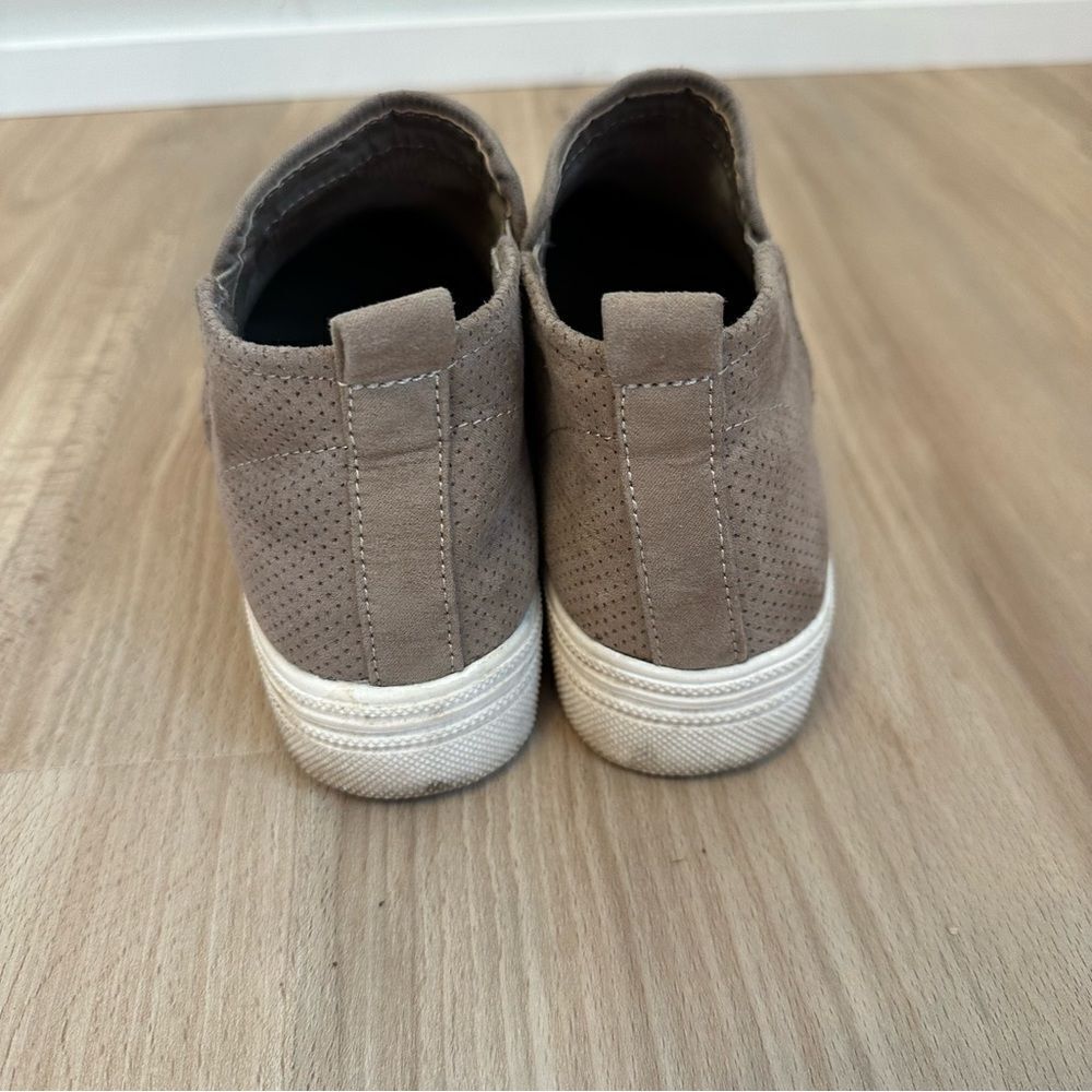 Universal Thread Slip On Shoes - Picture 4 of 8